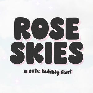 Puede incluir: Las palabras "ROSE SKIES" en una fuente en negrita y redondeada con un relleno negro texturizado y un contorno rosa. Debajo, se muestra el texto "a cute bubbly font". El fondo es un cielo azul claro con nubes blancas y pequeñas estrellas rosas.