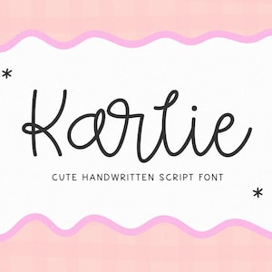 Puede incluir: Gráfico digital con la palabra "Karlie" en una fuente de escritura a mano negra. El texto está sobre un fondo blanco con un borde rosa ondulado. Debajo, se lee "CUTE HANDWRITTEN SCRIPT FONT".