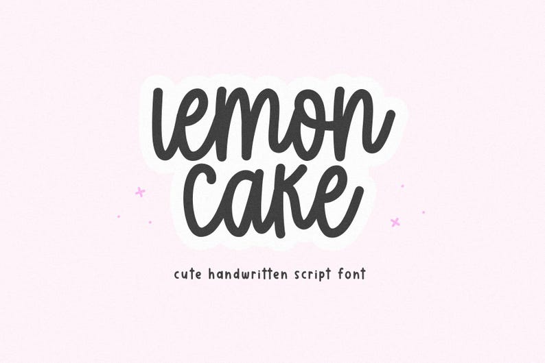 Op de afbeelding: Handgeschreven lettertype Lemon Cake in zwart op een witte achtergrond met roze accenten. De tekst is in een schattige, speelse stijl.