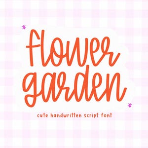 Può includere: Un adesivo bianco con le parole "Flower Garden" in arancione, in carattere corsivo. Il testo è su sfondo bianco, con un motivo a quadri rosa e bianchi sullo sfondo. Il testo "cute handwritten script font" è in basso.