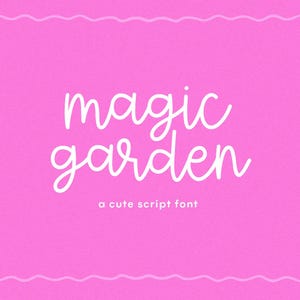 以下が含まれることがあります： ピンク色の背景に、白い筆記体フォントで「magic garden」の文字。その下に「a cute script font」のテキスト。画像には、リボンのアクセントが付いた装飾的なボーダーがあります。