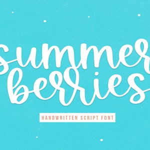 Puede incluir: Fuente de escritura manuscrita blanca sobre un fondo azul claro. El texto dice "summer berries" y "handwritten script font".