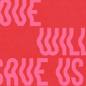 Op de afbeelding: Roze tekst op een rode achtergrond met de tekst "LOVE WILL SAVE US" in een golvend lettertype.