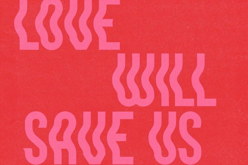 Op de afbeelding: Roze tekst op een rode achtergrond met de tekst "LOVE WILL SAVE US" in een golvend lettertype.