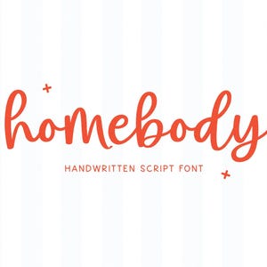 Puede incluir: La palabra "homebody" en una fuente de escritura roja vibrante, con pequeños signos más a cada lado. Debajo, el texto "HANDWRITTEN SCRIPT FONT" se muestra en una fuente sans-serif más pequeña. El fondo tiene rayas verticales blancas y grises claras.
