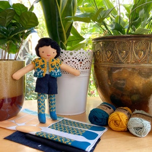 Stoffpuppen Nähset, schwarze Haare und helle Haut Asiatische Puppe, kühn buntes Bio Baumwoll Stoff Panel, zum Selber nähen, Bastelset