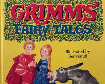 Puede incluir: El Libro Dorado de los Cuentos de Grimm ilustrado por Benvenuti. La portada presenta un fondo amarillo con un borde de hojas verdes. El título está en letras rojas y azules. La ilustración muestra un grupo de personajes de un cuento de hadas, incluyendo un burro, un gallo, un perro, un gato, un enano, una joven y un joven.