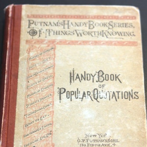Könnte beinhalten: Ein Vintage-Buch mit dem Titel "Handy Book of Popular Quotations" aus der Reihe Putnam's Handy Book Series of Things Worth Knowing. Der Buchumschlag ist cremefarben mit braunem Text und einem roten Rücken. Der Umschlag zeigt einen dekorativen Rand und eine Spalte mit Text, die andere Bücher der Reihe auflistet.