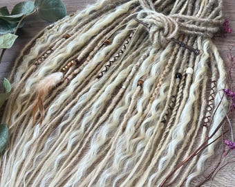 Synthetische Dreadlock-Extensions mit Ombré-Effekt in Hellbraun bis Blond: Wellige Crochet-Dreads