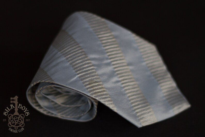 96/% Silk Hugo Boss Striped Brocade Silk Necktie Made in Italy