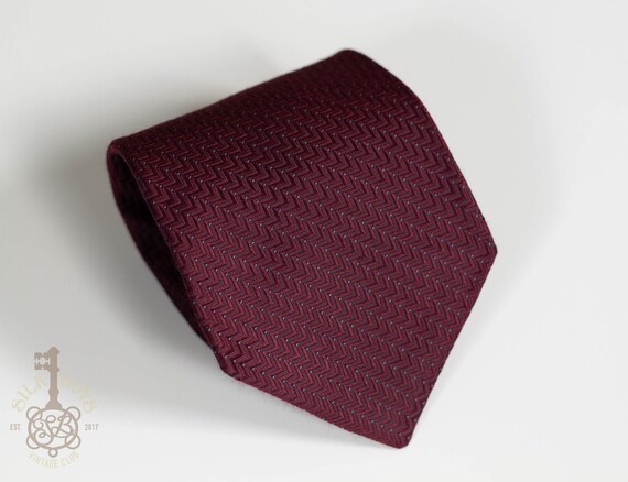 CK Calvin Klein Burgundy Wine Red Zigzag Silk Vint