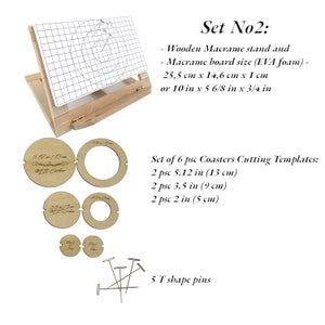 Peut inclure: Un stand en bois pour macramé avec un plateau quadrillé, un ensemble de six gabarits de découpe de dessous-de-verre en bois de différentes tailles et cinq broches en forme de T. Le stand mesure 10 pouces par 5 6/8 pouces par 3/4 pouces. Les dessous-de-verre ont un diamètre de 5,12 pouces, 3,5 pouces et 2 pouces.