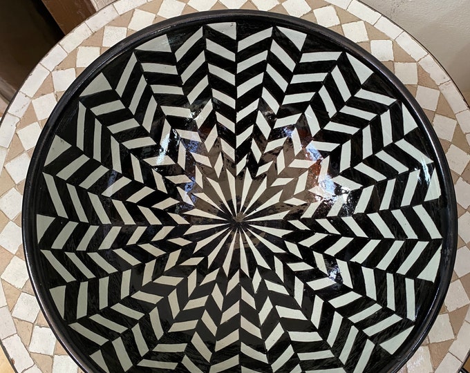Black and white salad bowl in handmade Moroccan pottery from Fes. Black & white Moroccan salad bowl hand painted and handmade