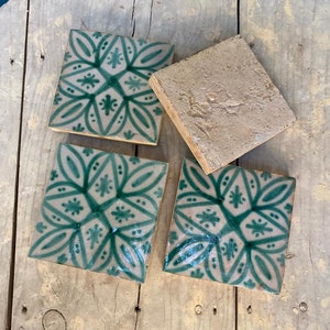 Autentyczne, ręcznie robione marokańskie kafelki: zielone piękno wypalane w piecu opalanym drewnem zdjęcie 3