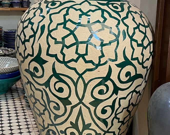 Moroccan vase in hand-chiseled pottery and handmade / vase in Fes pottery.