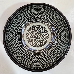 Insalatiera bianca e nera in ceramica marocchina di Fes, realizzata a mano. Ciotola per insalata marocchina in bianco e nero dipinta a mano e realizzata a mano