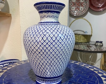 Jarrón de cerámica marroquí procedente de Fez, hecho y pintado a mano. Jarrón de cerámica marroquí, hecho y pintado a mano.