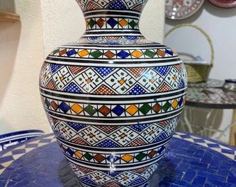 Jarrón de cerámica marroquí procedente de Fez, hecho y pintado a mano. Jarrón de cerámica marroquí, hecho y pintado a mano.