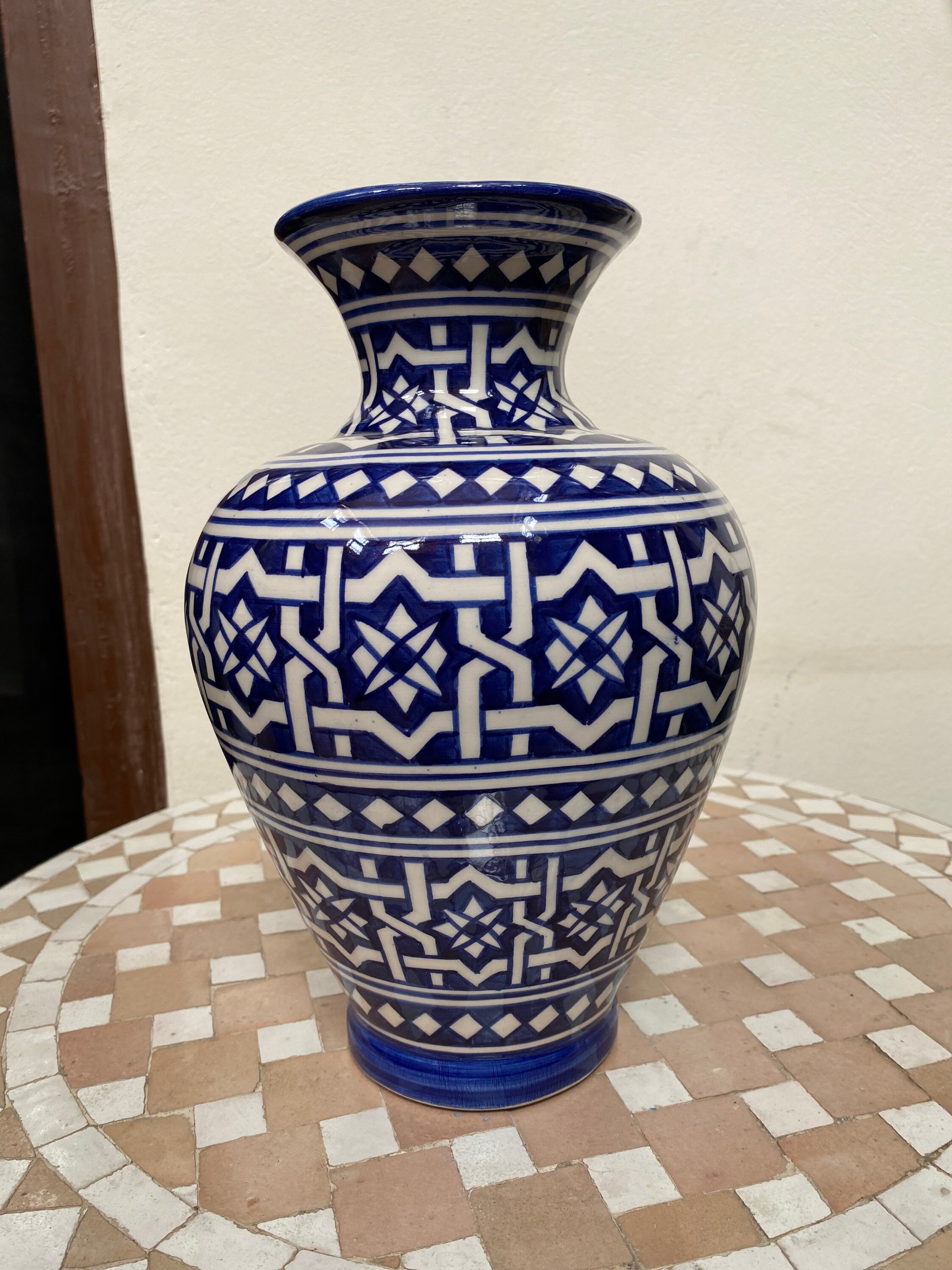フェズで作られたモロッコの陶器の花瓶。ハンドメイドで手描き