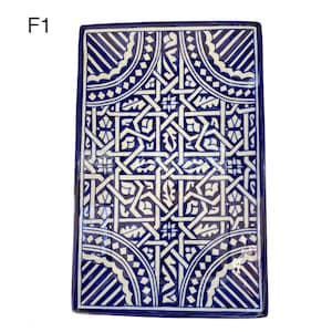 Puede incluir: Un plato rectangular de cerámica con un patrón geométrico azul y blanco. El patrón presenta diseños intrincados y una estrella central.