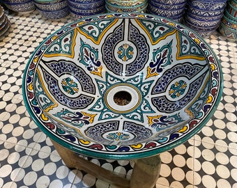 Marokkanisches handgefertigtes und handbemaltes Keramikwaschbecken. Marokkanisches Keramikwaschbecken, handgefertigt und handbemalt.