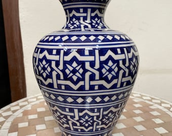 Jarrón de cerámica marroquí de Fez, hecho y pintado a mano.