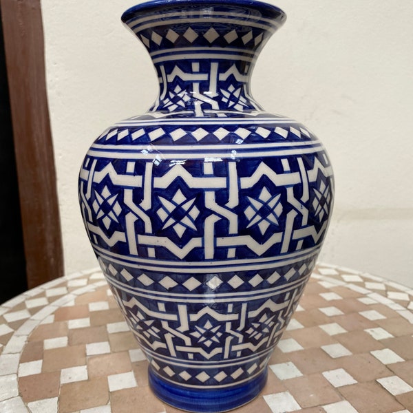 Jarrón de cerámica marroquí procedente de Fez, hecho y pintado a mano. Jarrón de cerámica marroquí, hecho y pintado a mano.