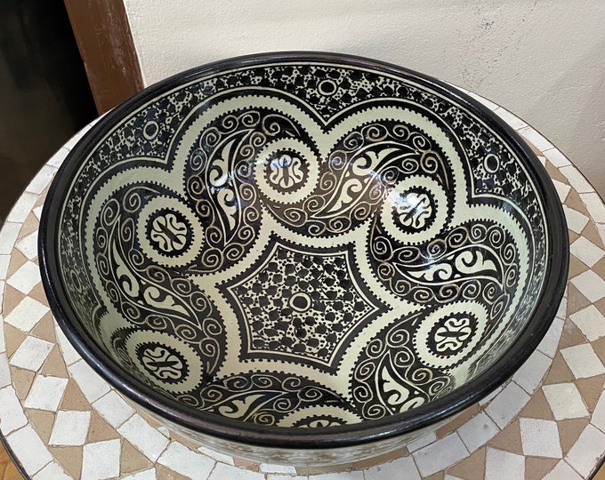 Black and white salad bowl in handmade Moroccan pottery from Fes. Black & white Moroccan ceramics salad bowl hand painted and handmade