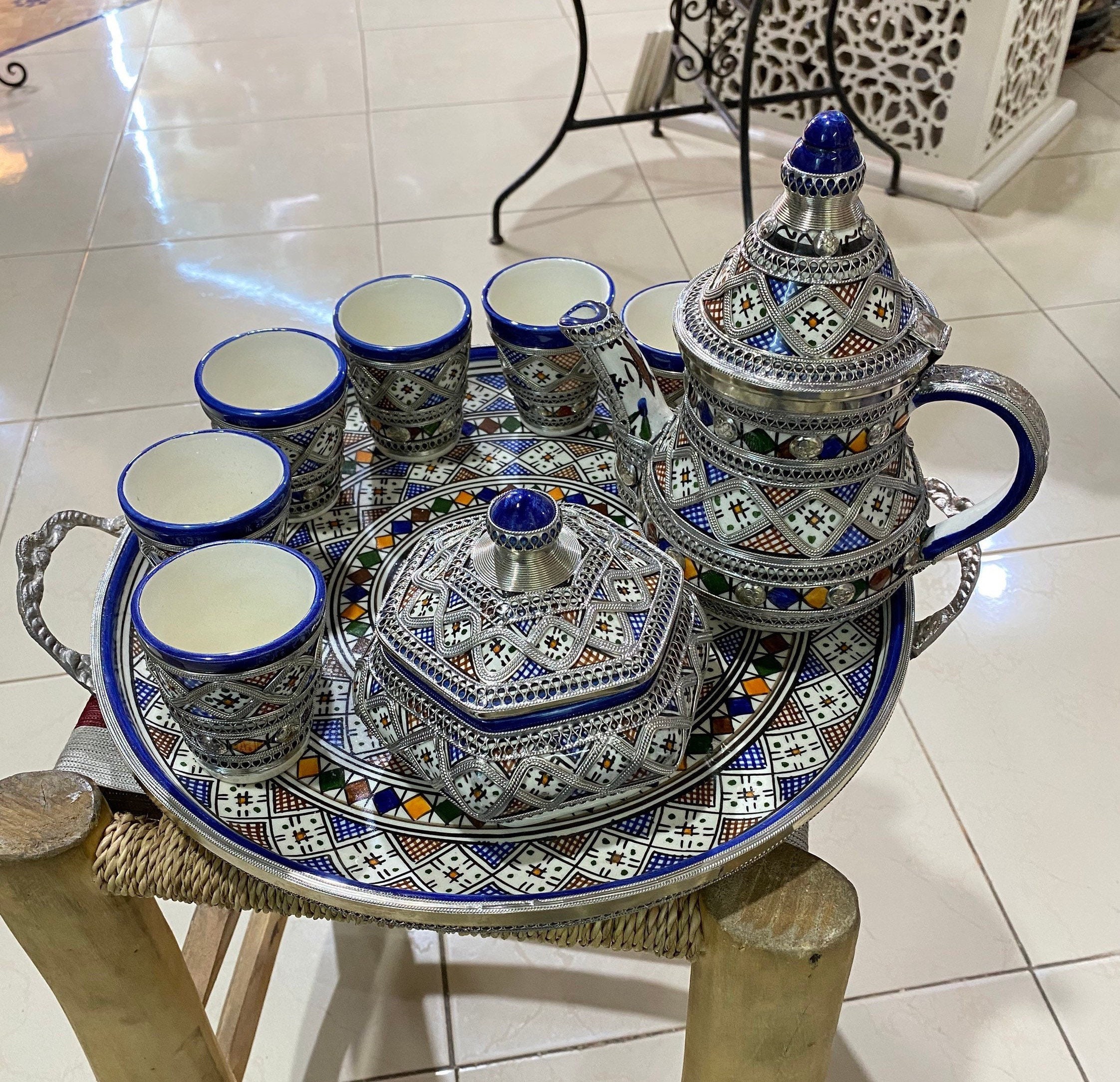 Juego de té marroquí, tetera y vasos adornados al estilo