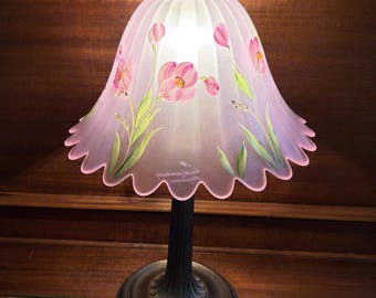 Szkło artystyczne Fenton Tulip Delight Rosemilk Opalescent Stretch Lamp, malowane ręcznie, sygnowane.