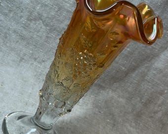 Jarrón Fenton Marigold Carnival Glass con base, paneles, diseño de uvas, estriado y con volantes.