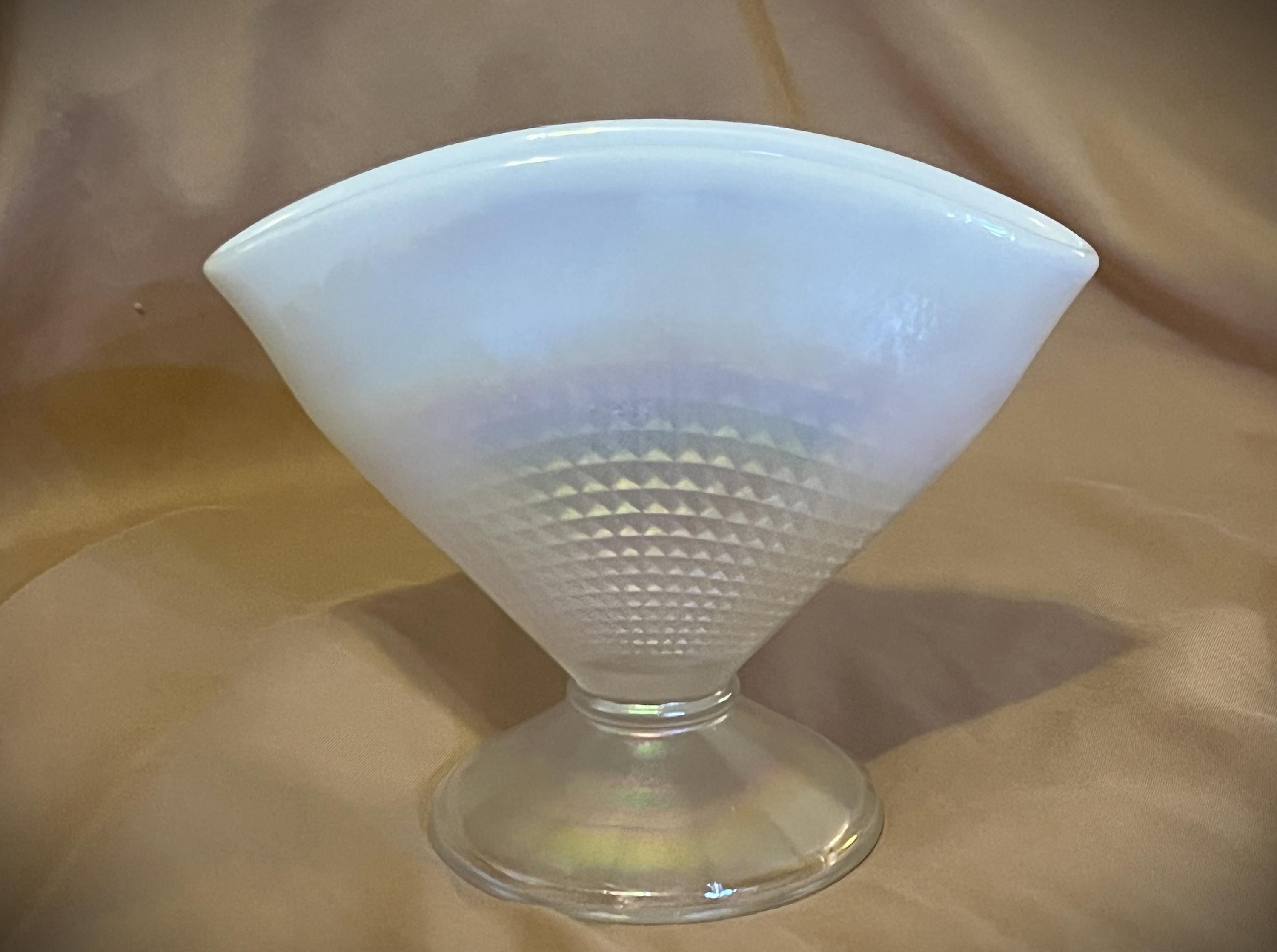 フェントン フレンチ オパールセント ワッフル ファン 花瓶。 - Etsy 日本