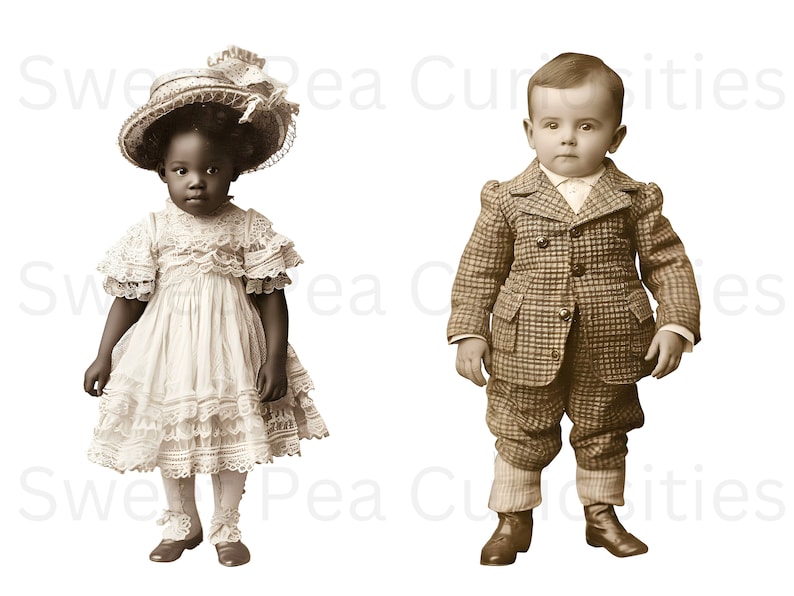 Pode incluir: Uma fotografia vintage de duas crian&ccedil;as, uma menina vestindo um vestido branco e um chap&eacute;u, e um menino vestindo um terno marrom de tweed. A foto &eacute; em preto e branco e tem um tom s&eacute;pia.