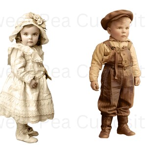 Pode incluir: Uma fotografia vintage de uma menina pequena usando um vestido branco e um chap&eacute;u com flores, em p&eacute; ao lado de um menino pequeno usando um bon&eacute; marrom, uma camisa listrada e um macac&atilde;o.