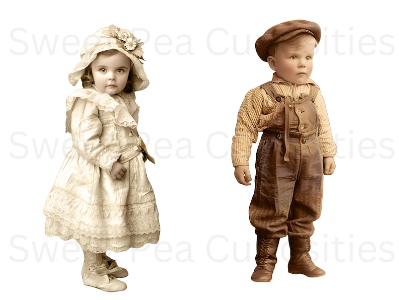 Pode incluir: Uma fotografia vintage de uma menina pequena usando um vestido branco e um chap&eacute;u com flores, em p&eacute; ao lado de um menino pequeno usando um bon&eacute; marrom, uma camisa listrada e um macac&atilde;o.