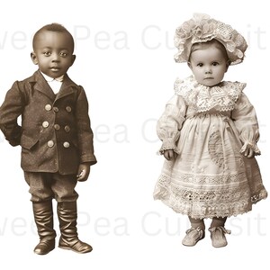 Pode incluir: Uma fotografia antiga de duas crian&ccedil;as, um menino vestindo uma jaqueta e cal&ccedil;as marrom escuras e uma menina vestindo um vestido branco com detalhes em renda e um chap&eacute;u branco.