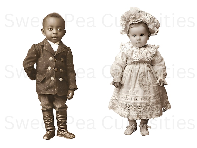 Pode incluir: Uma fotografia antiga de duas crian&ccedil;as, um menino vestindo uma jaqueta e cal&ccedil;as marrom escuras e uma menina vestindo um vestido branco com detalhes em renda e um chap&eacute;u branco.
