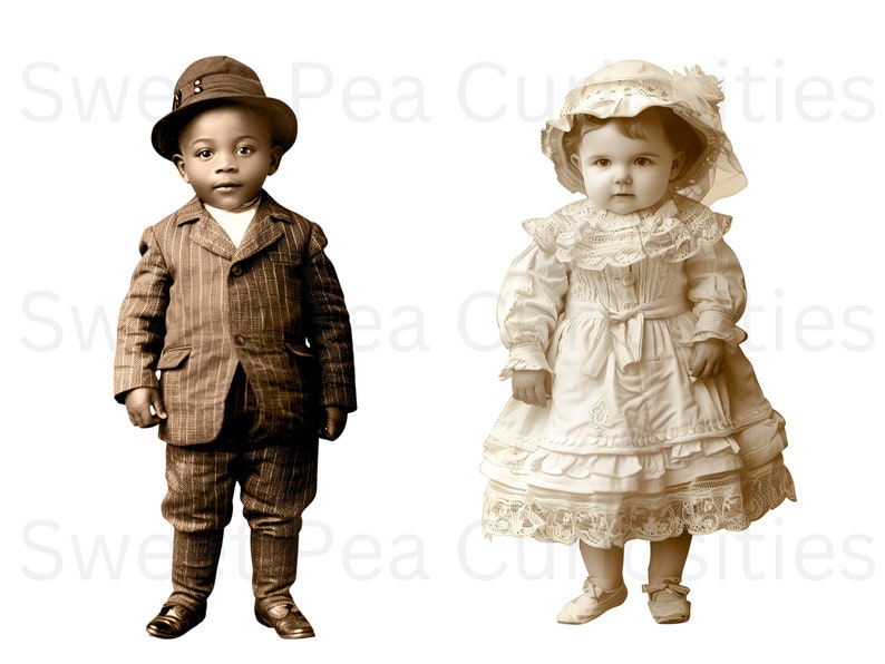 Pode incluir: Uma fotografia antiga de duas crian&ccedil;as, um menino vestindo um terno listrado e um chap&eacute;u, e uma menina vestindo um vestido branco com renda e um chap&eacute;u.