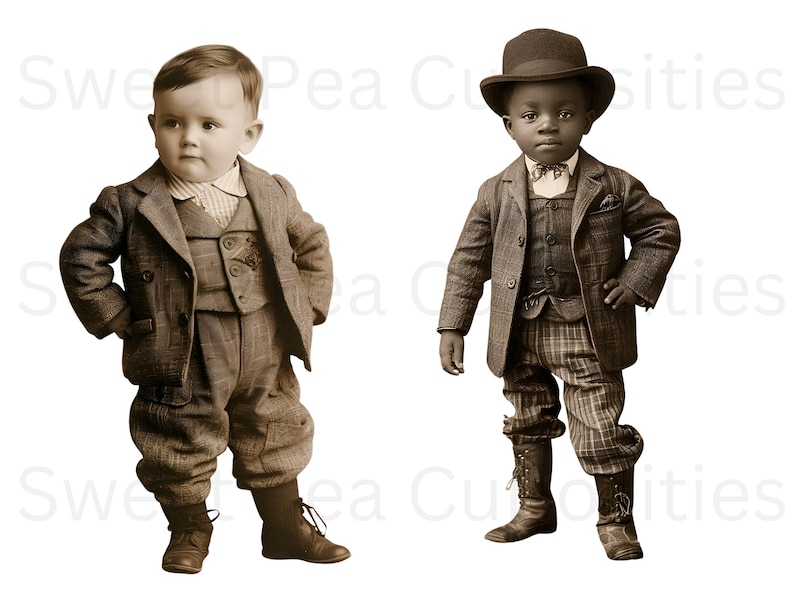 Pode incluir: Dois meninos pequenos em ternos combinando e gravatas borboleta. Um dos meninos est&aacute; usando um chap&eacute;u-coco preto. Os meninos est&atilde;o em p&eacute; em frente a um fundo branco.