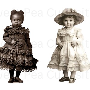 Pode incluir: Duas meninas pequenas com vestidos vintage. Uma menina est&aacute; usando um vestido marrom com detalhes em renda e a outra est&aacute; usando um vestido branco com detalhes em renda e um chap&eacute;u de palha.