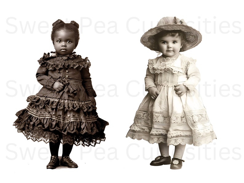 Pode incluir: Duas meninas pequenas com vestidos vintage. Uma menina est&aacute; usando um vestido marrom com detalhes em renda e a outra est&aacute; usando um vestido branco com detalhes em renda e um chap&eacute;u de palha.