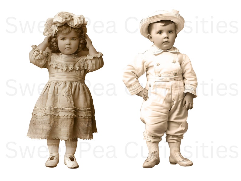 Pode incluir: Uma fotografia antiga de duas crian&ccedil;as vestidas com roupas formais. A menina est&aacute; usando um vestido branco com detalhes em renda e um chap&eacute;u branco com um la&ccedil;o. O menino est&aacute; usando um terno de marinheiro branco com um chap&eacute;u branco. Ambas as crian&ccedil;as est&atilde;o olhando para a c&acirc;mera.