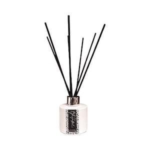 Op de afbeelding: Witte diffuserfles met zwarte rietjes en een zwart-wit luipaardprintontwerp. De fles heeft de tekst "Gypsy Soul" op de voorkant.