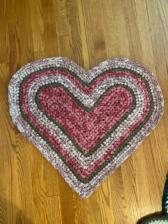 Heart shaped rag rug handmade with recycled linens. 29x25 Etsy