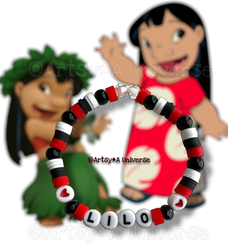 以下が含まれることがあります： 白い文字ビーズで「LILO」と綴られたビーズブレスレット。ブレスレットは、黒、赤、白のビーズと、ハート型のアクセントが特徴です。背景には漫画のキャラクターがいます。