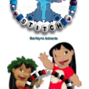 以下が含まれることがあります： アニメ映画「リロ＆スティッチ」のキャラクターをフィーチャーした2つのビーズブレスレット。1つのブレスレットは白い文字ビーズで「STITCH」と綴り、青と紫のビーズが付いています。もう1つは、赤と黒のビーズで「LILO」と綴られています。