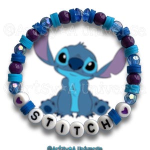 以下が含まれることがあります： スティッチのキャラクターデザインのビーズブレスレット。ブレスレットは青、紫、白のビーズを組み合わせています。「STITCH」の文字が文字ビーズで綴られています。背景にはスティッチのキャラクターが描かれています。