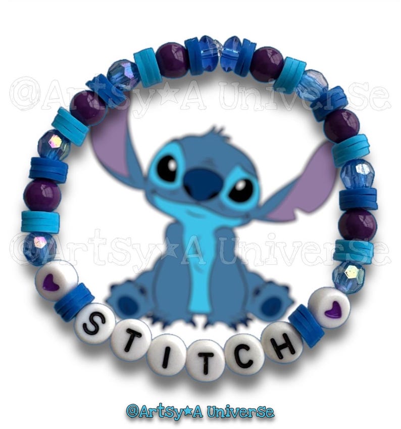 以下が含まれることがあります： スティッチのキャラクターデザインのビーズブレスレット。ブレスレットは青、紫、白のビーズを組み合わせています。「STITCH」の文字が文字ビーズで綴られています。背景にはスティッチのキャラクターが描かれています。