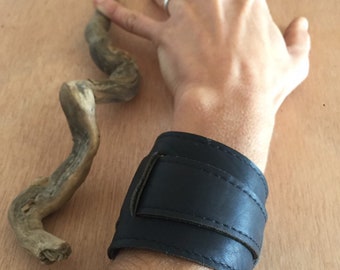 Black leather "rock" force bracelet