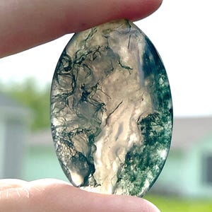 Oval grön mossagat cabochon med dendriter – genomskinlig polerad ädelsten (40,8x26,7x5,2 mm)